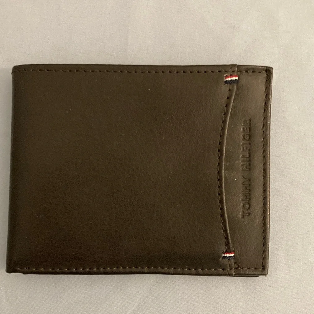 Tommy Hilfiger Brown Key & Card Holder with Leather Finish